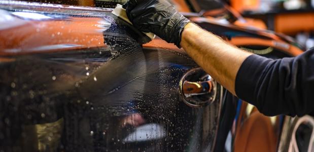 Bron: Pixabay auto garage vrouwen